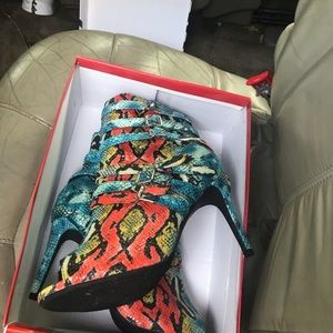 Size 14 multi color snake print very cute